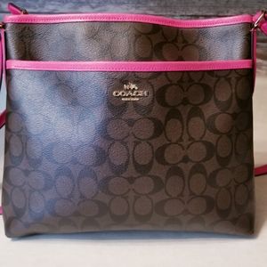 Stylish Coach Signature Messenger Crossbody Bag
